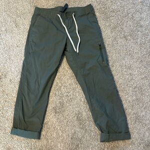 Vuori, army green, medium pant